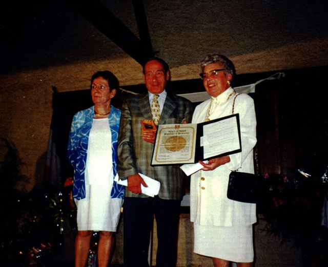 De gauche à droite Mme Strauss fille de Rose Weill notre délégué M.Llazare et Mme Lafon