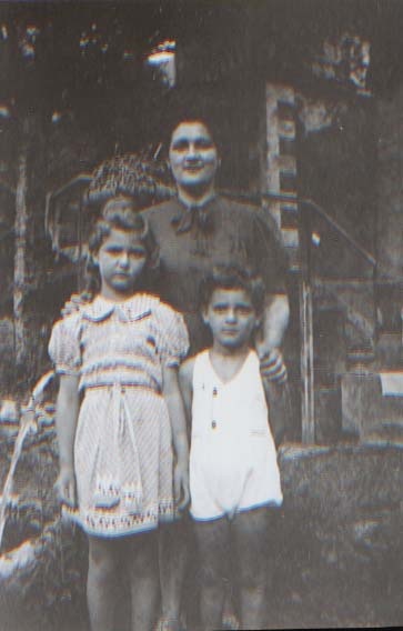 Chana Rechtszaid avec ses enfants Paulette and Maurice (rescapés) 