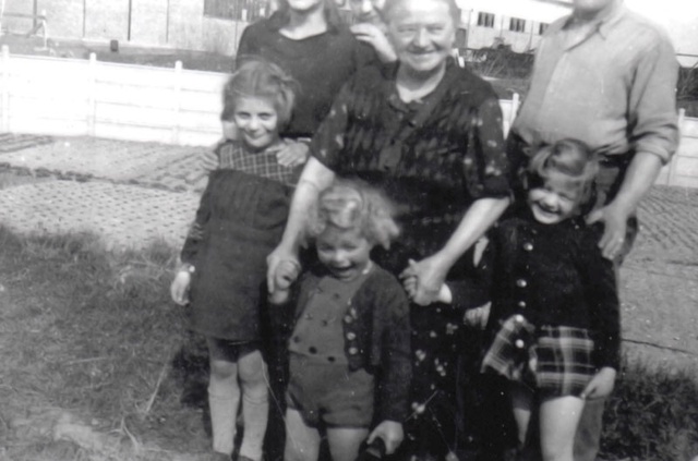 Madame Chollet née en 1885 décédée en 1955 avec trois de ses petits enfants