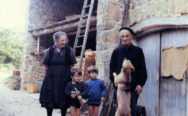 En 1968 Samuel & Noémie DEJOUR avec les enfants de Jean Baumel dans la cour de la ferme à prelles