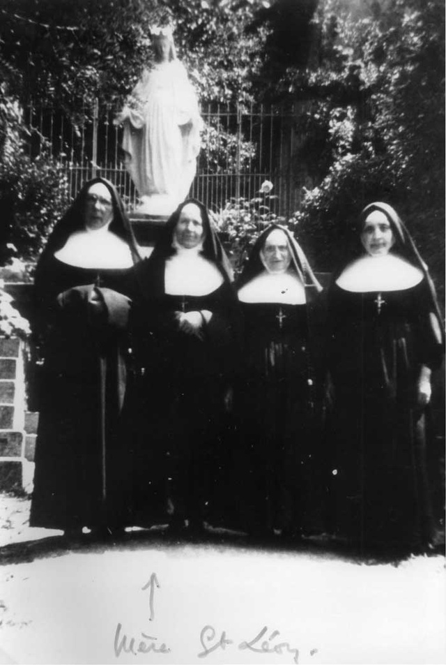 deuxième en partant de la gauche soeur Rose