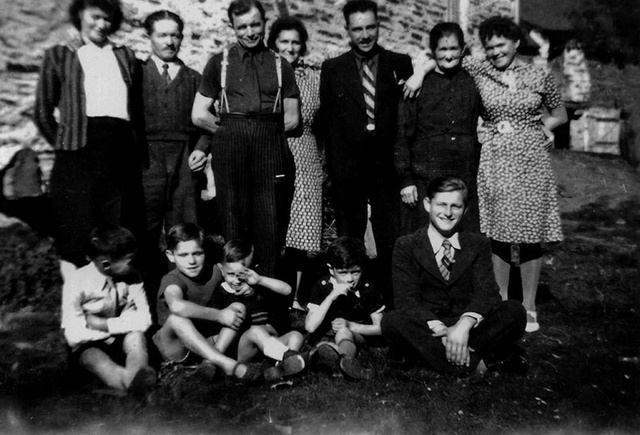 André Sartène, Richard Sartene qui se frotte les yeux A doite debout Euphrasie et sa fille Denise 
