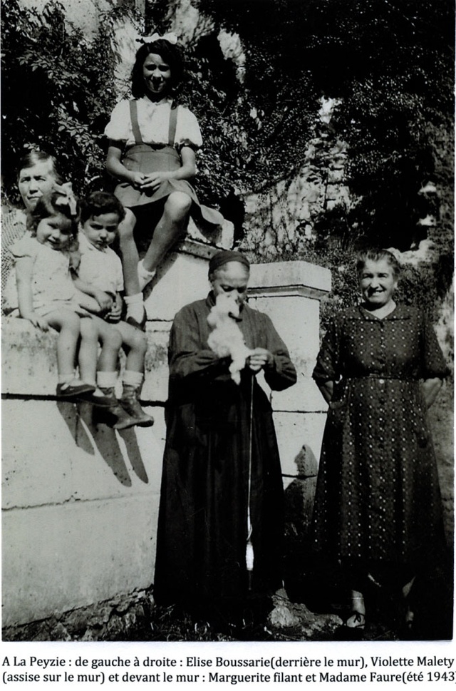 en 1943 à la Peyzie Elise  BOUSSAIRE derrière le mur