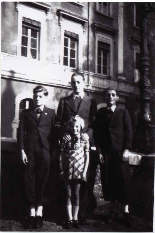 De gauche à droite Gilbert ISRAEL, Raymond BONEM, Roland ISRAEL, au centre Monique ISRAEL