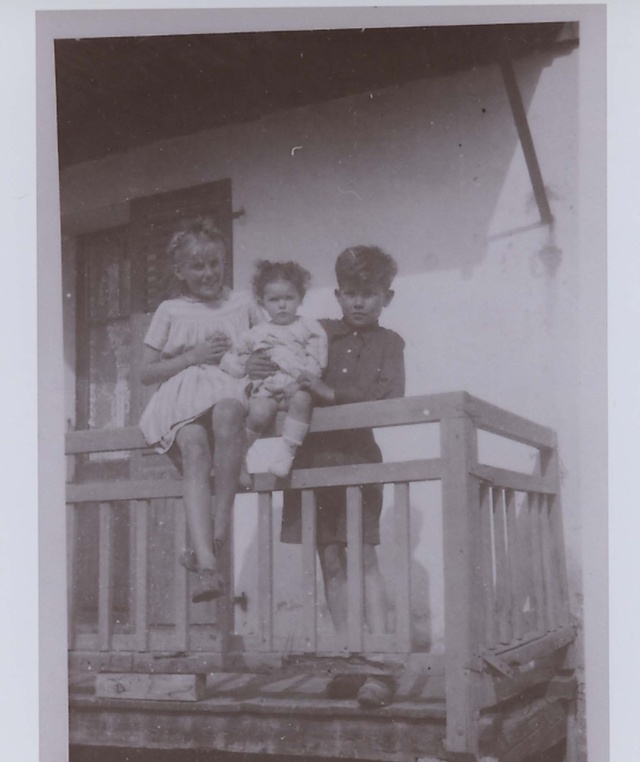 Arlette & Felix Allard & Viviane Gumpel 1944  Credit: COLL.YAD