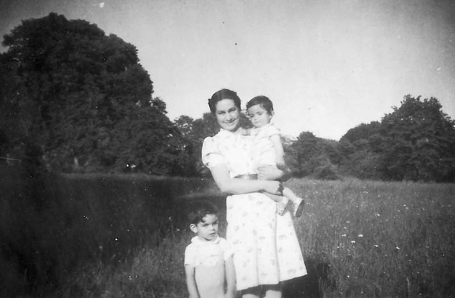 Annette MARX à Limoges octobre 44 avec Laurent 2 ans & Denis 4 mois