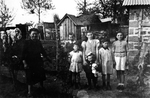 Mme Triguel, sa famille, au 1er rang, Armand Goldstein et Albert London