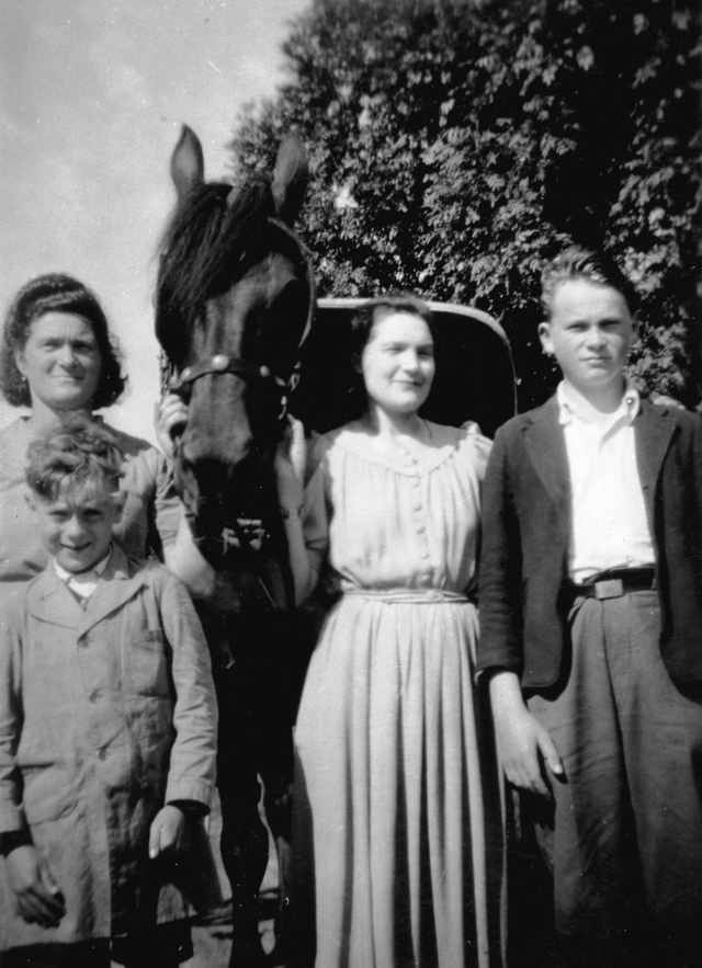 Madeleine- Léontine-Christian-Alain. Cheval Septembre 1948