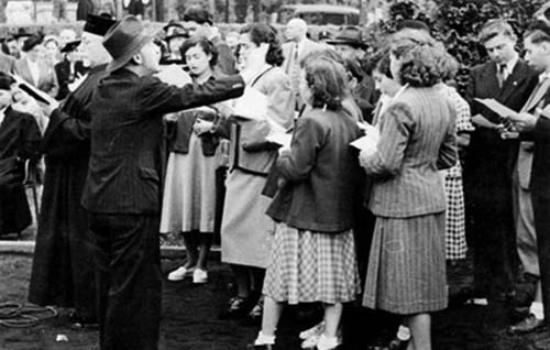 Max Rosenzweig dirigeant une chorale  à Thionville dans les années 50. source photo : Arch. fam. crédit photo : D.R
