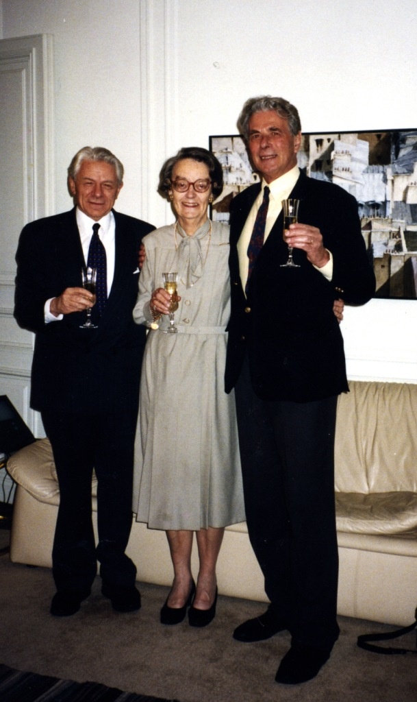 Raymonde Faouillaire avec à sa droite Monsieur  De Montbrison