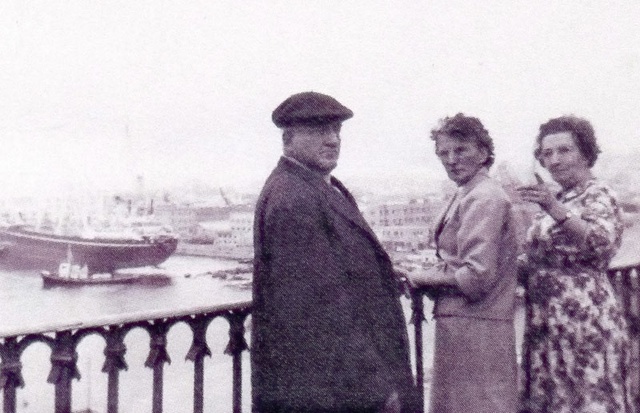 gauche à droite Le mari de Louise Gallet au milieu Sylvie debroux et Louise Gallet