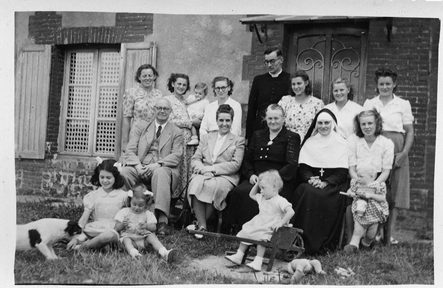 Malca Lupu avec sa fille Irène au 3ème rang sa fille Jeanine (la brune)