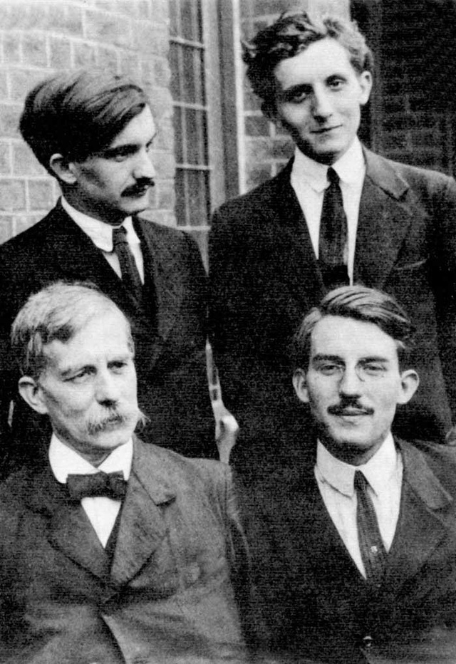 Le pasteur Henri Nick et son fils Pierre-Elie (assis de gauche à droite) et les deux autres fils d'Henri