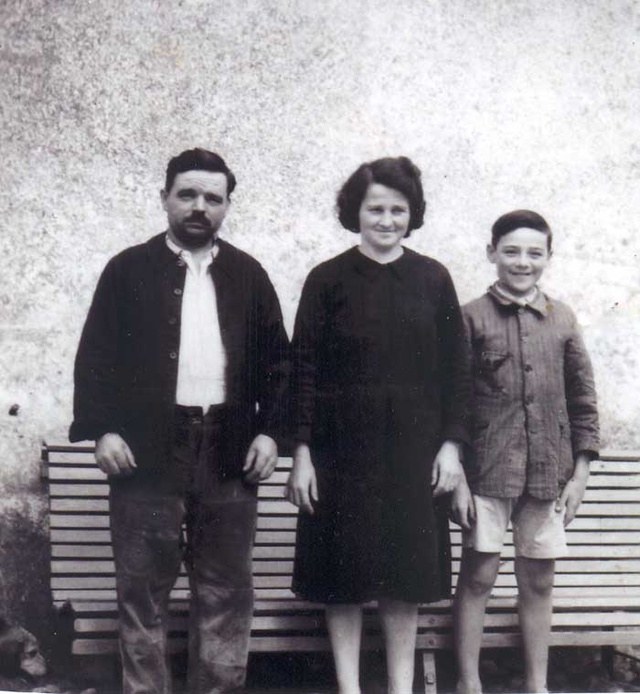 Clément Clémentine Marcel devant la maison