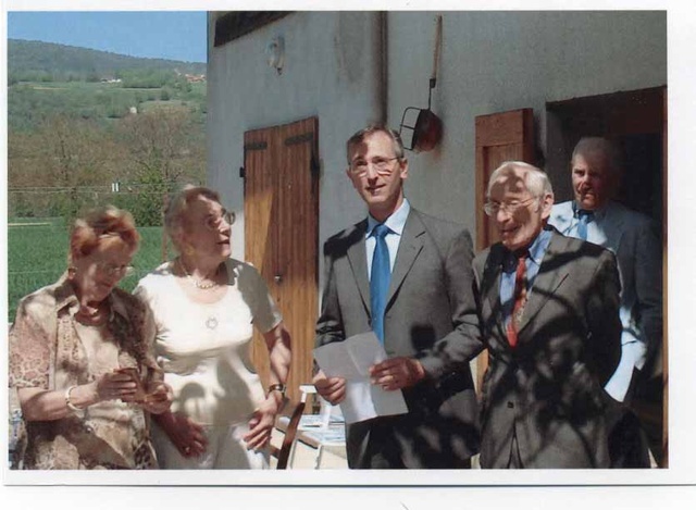 De gauche à droite Michelle et Jeanine THOMAS, M. le Maire de Yenne et M. Hertz délégué de Yad Vashem