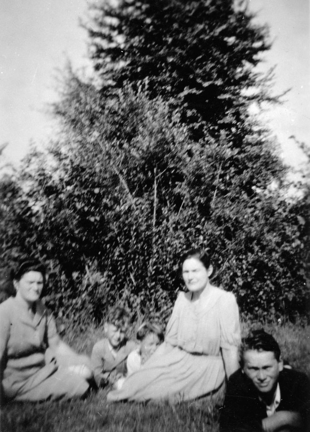 Madeleine Lacroix et sa soeur Léontine Papillon Septembre 1948