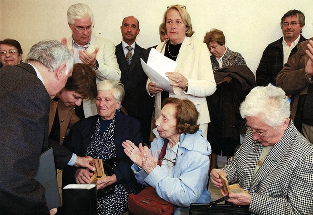  Simone Isoart reçoit le diplôme pour elle et son mari 