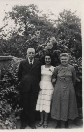 Isidore et Léontine BOYAU, après la guerre avec leur pettie protégée Anna quand elle revenait en vacances chez eux.