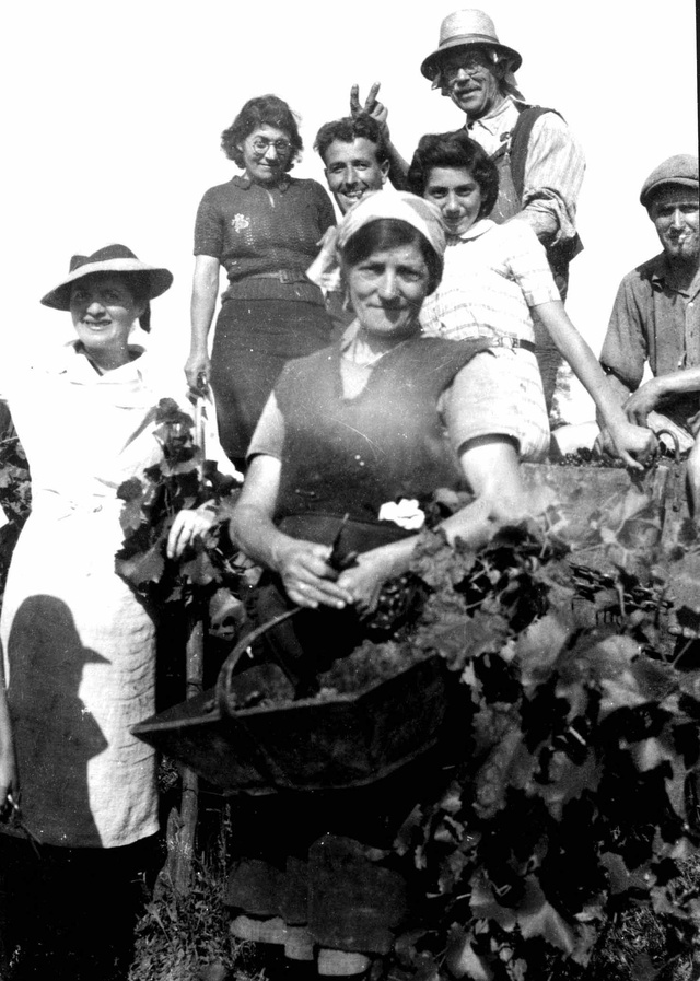 Paul VERGNAUD, la tête coiffée d'un chapeau & Marthe au premier plan au centre en 1944