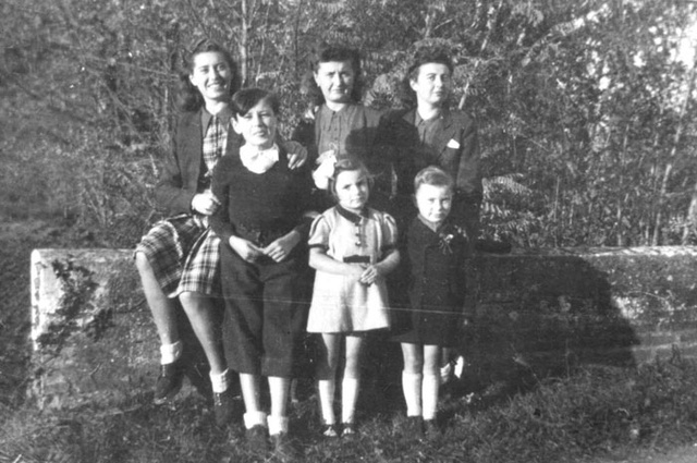 Jacqueline avec les enfants Rey et un petit voisin