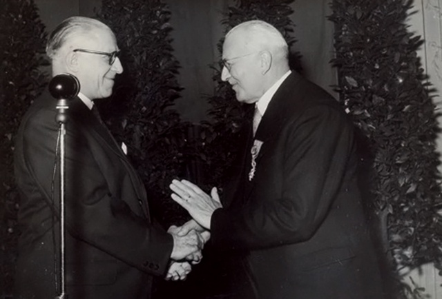 Remise de la légion d'honneur à Paul Dousselin par M.Royer (Strasbourg 7 décembre 1957)