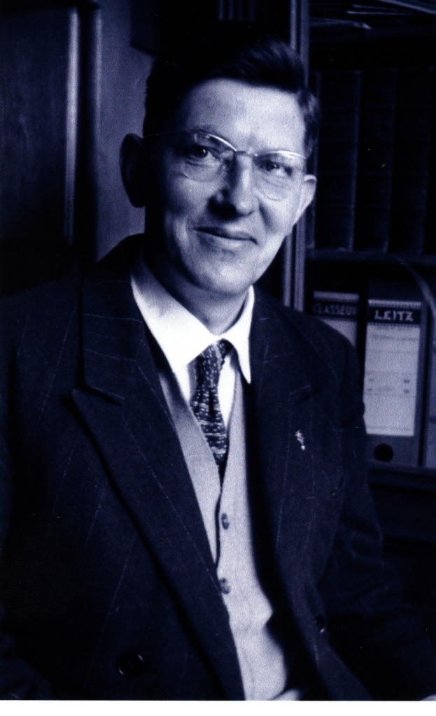 pasteur Roland DUBOIS dans le bureau du presbytère de Masevaux Haut-Rhin