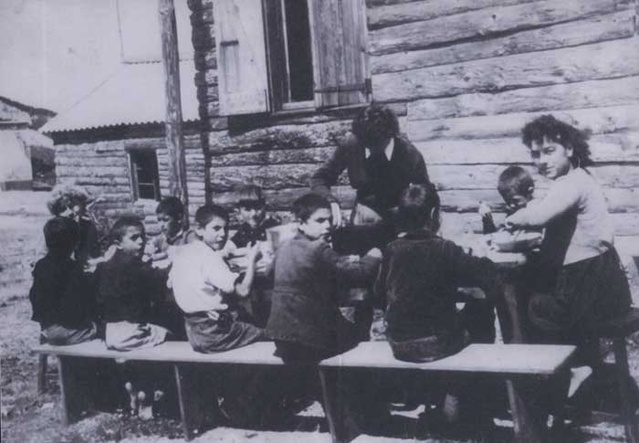 Simone Chaumet assise à gauche Germaine Bisserier debout avec le groupe d'enfants 