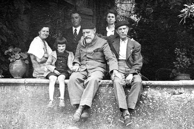 Louis BAUD avec son fils, sa belle-fille et petite fille et un couple d'amis sur la gauche