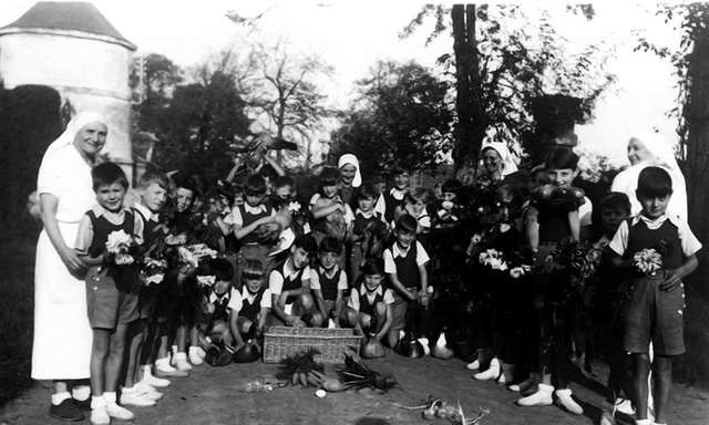 Thérèse Papillon avec les enfants, octobre 1943
