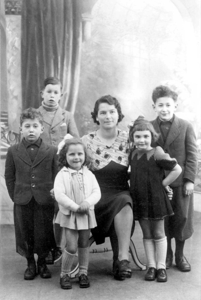 Yvonne COME assise au milieu et son fils Régis (2° à gauche)