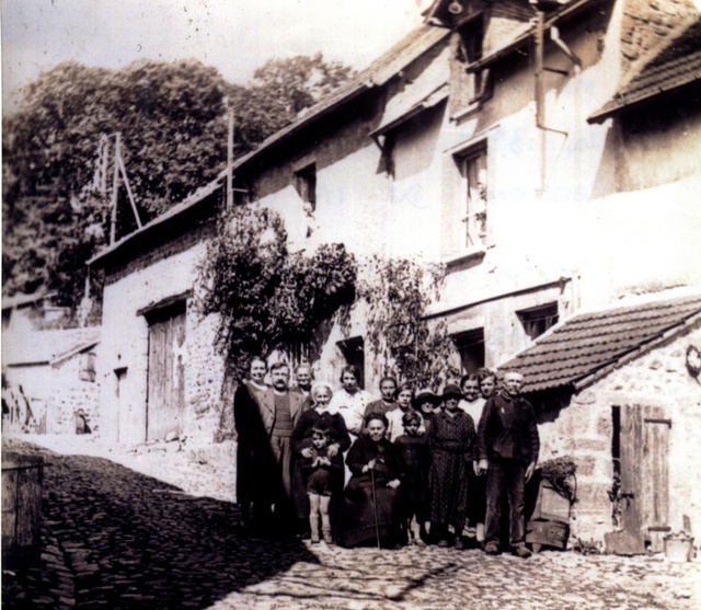 en 1934 Marie Lagrolliere est la troisieme debout en partant de la gauche