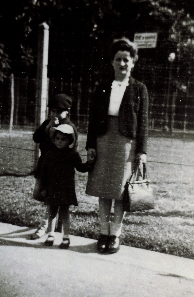 Maguerite Parre et les deux enfants Schaines après guerre