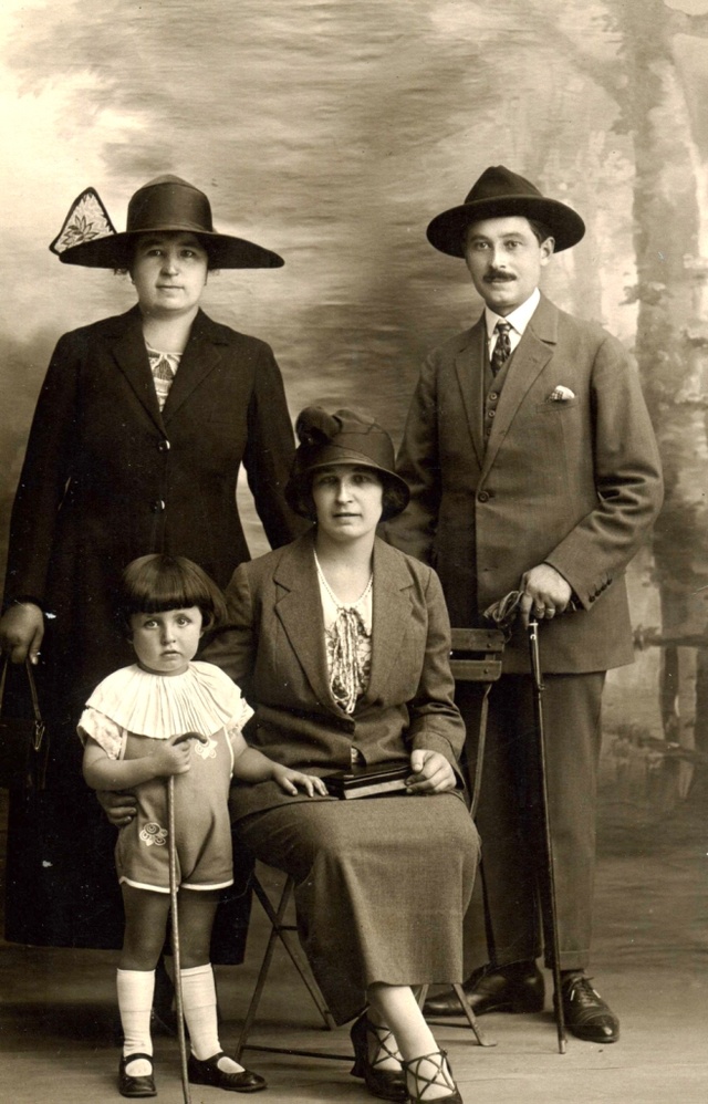 Jeanne & Aimé Sochard debout en arrière plan