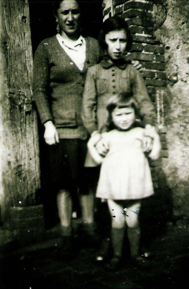 Raymonde Piedallu let deux petites filles qu'elle a sauvée dont la mère ne reviendra jamais