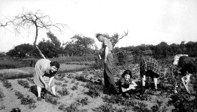 Charlotte et sa soeur Paulette dans le jardin de Arthur Magnier