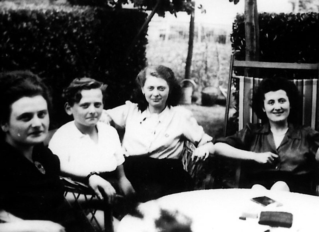 Berthe & Armand Schlafman, dans le fauteuil Marcelle Fevrier