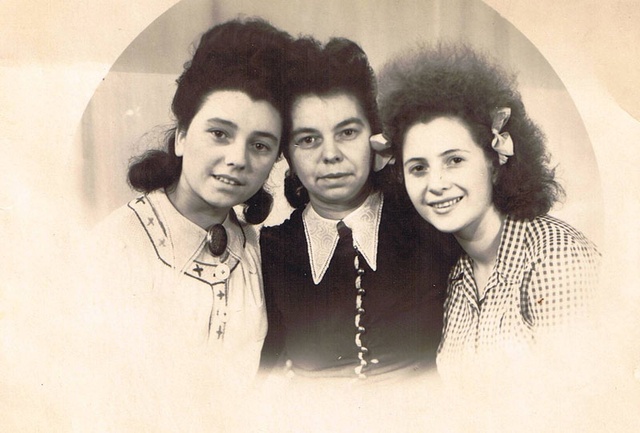 Rosine Schiari,à sa droite Odette sa fille et à sa gauche Grobel Mignon la personne sauvée