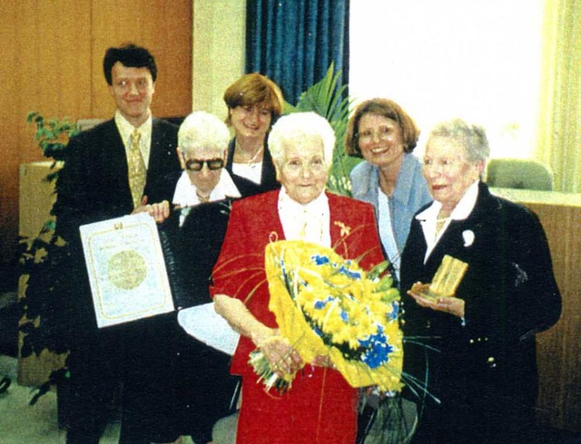Berthe Lantheaume entourée de ses soeurs et du petit fils de Yvonne Blum