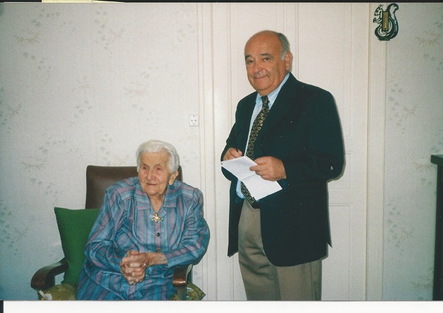 Germaine lors de la remise de la médaille avec la personne sauvée