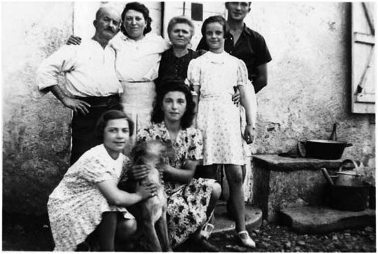 27 août 1944 : au 1er plan : Fanny et Lydie  au 2nd plan Élysée, sa nièce, Léontine