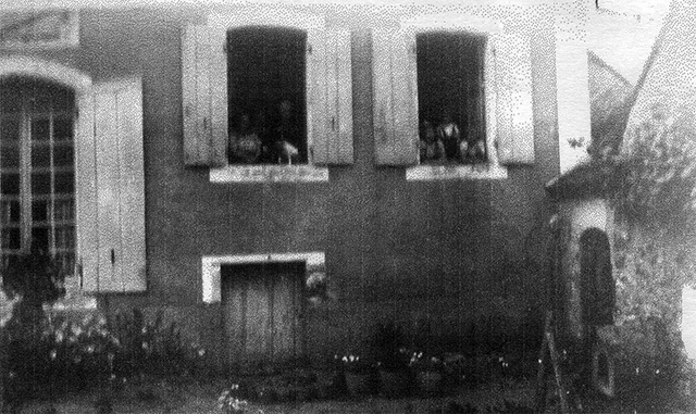 Fen. de gauche: Tante Rachel, Mme Epineau et son chien, fen. de droite: Alberte, Nelly