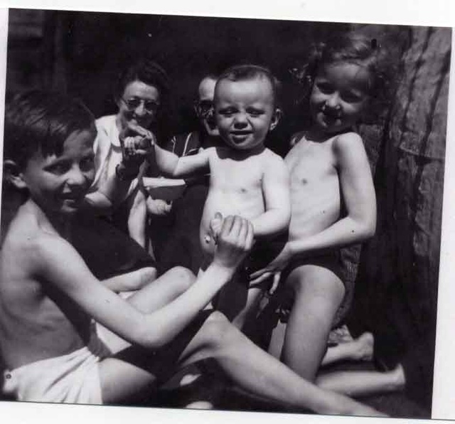 De gauche à droite Claude BLANVILLAIN et ses soeurs, en arriere plan Yvonne CHABASSEUR et Léon ISRAEL