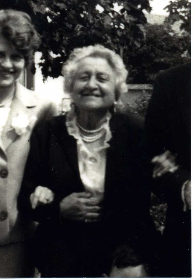 en 1960 Suzanne et sa pettie fille Françoise le jour de son mariage