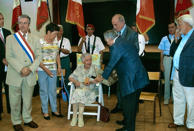 Sophie Van Buren qui reçoit le diplôme de Juste à Gallargues Le Montueux