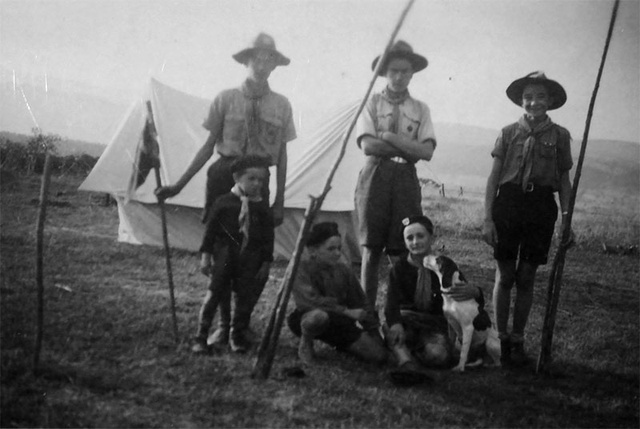 Georges Bourgouin dit Faon tenant le fanion avec Martin et Rodolphe Schneider