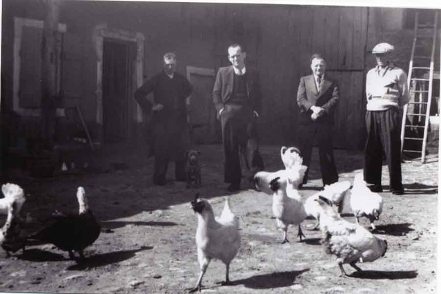 Au centre à gauche Léon ISRAEL à sa gauche Joseph ISRAEL dans une ferme