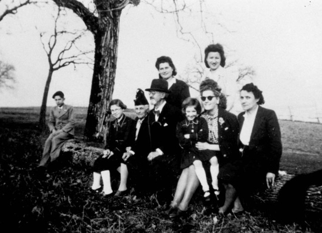 Joséphine & Louis PAULIN (assis troisième et quatrième de gauche à droite)