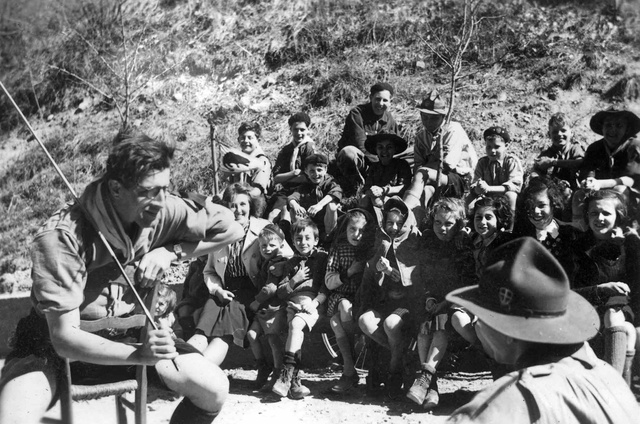 Les enfants et les cadres du hôme dirigé par Germaine HOMEL