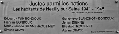 Plaque des Justes parmi les Nations sur la façade de la Synagogue de Neuilly