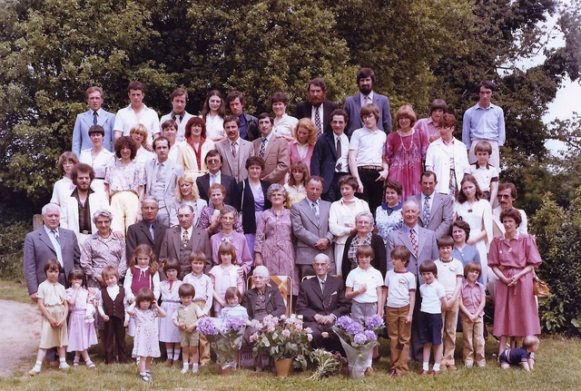 Toute la famille DUPONT Gaston et Lucienne au premier rang